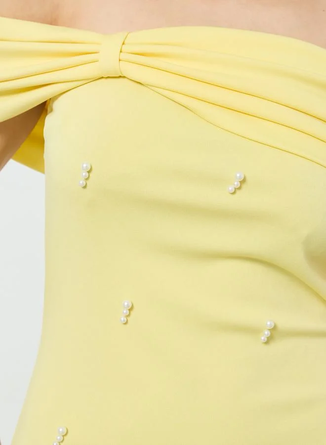 تايك تو فستان طويل مكشوف الأكتاف ومزين بآلئ صناعية للنساء